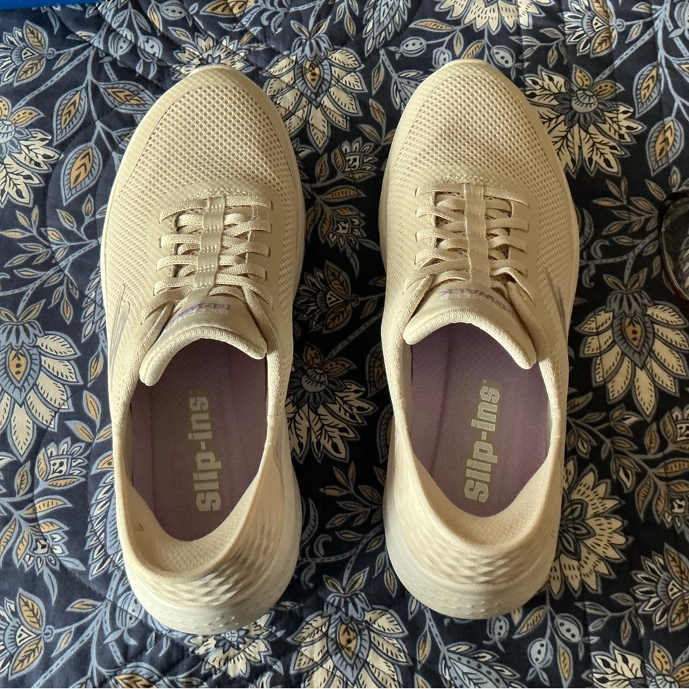 Skecher’s Size 8.5 Off White Slip-Ins Shoes